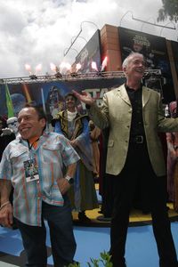 스타워즈 행사에서 인사하는 앤서니 대니얼스와 워윅 데이비스