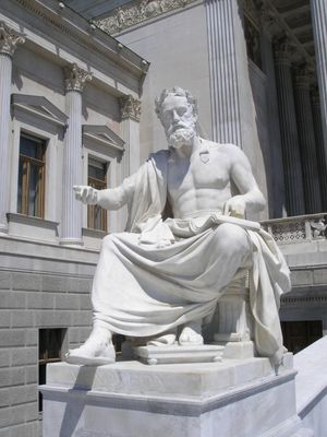 오스트리아 의회 앞에 있는 크세노폰 조각상