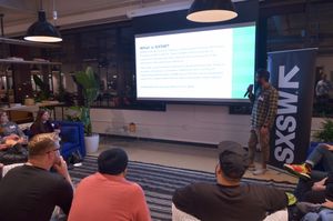 SXSW 직원이 행사에 대한 소개를 하고 있다