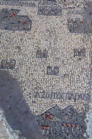 마아다바 지도에는 아스돗(ΑϹΔⲰ... / ASDŌ... / Asdod, 텔 아스돗)과 아소토스파랄[리오스](ΑΖⲰΤΟϹΠΑΡΑΛ[ΙΟϹ] / AZŌTOSPARAL[IOS] / Azotus-by-the-Sea, 아스돗-얌)의 두 도시가 표시되어 있다.