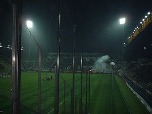 파르마 팬들이 2001–02 UEFA컵에서 위트레흐트와의 경기를 앞두고 플레어를 터뜨리고 있다.