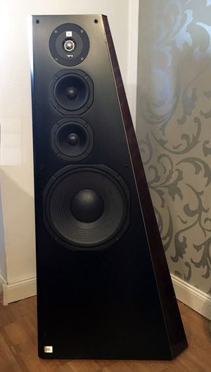 JBL TI 5000, 1992년부터 1999년까지 생산된 3웨이 시스템. 30cm 베이스 드라이버와 티타늄 멤브레인 트위터를 탑재했으며, 높이 1.15m, 무게 55kg으로 소비자 시장을 위한 최상위 모델이었다.