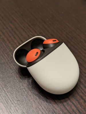 충전 케이스에 담긴 코랄 Pixel Buds Pro