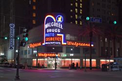 2015년 뉴올리언스의 네온사인 조명이 켜진 매장