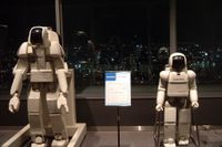 P3 (왼쪽)와 ASIMO (오른쪽)