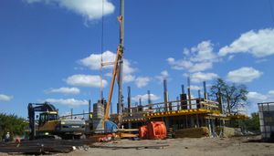 폴란드 토마슈프마조비에츠키의 건설 현장에 있는 볼보 굴착기