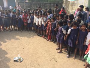 인도 서벵골주의 학생들이 공동체 주도 위생 관리(CLTS)를 위한 동기부여 활동에서 파리가 사람의 대변과 물컵 사이를 오가는 모습을 관찰하고 있다. 이를 통해 물이 병원체에 오염되는 과정을 배울 수 있다.