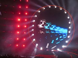 2014년 6월 유나이티드 센터, 시카고에서 열린 퀸 + 아담 램버트 콘서트에서 "보헤미안 랩소디" 뮤직 비디오의 오페라 부분에서 머큐리가 "Magnifico"를 부르는 장면.