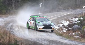 올리버 솔베르그와 아론 존스턴이 2020년 스웨덴 랠리에서 Škoda Fabia Rally2 evo를 운전하고 있다.