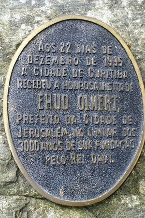 브라질 쿠리치바의 와이어 오페라 하우스에 있는 청동판으로, 예루살렘 시장으로서 올메르트의 방문을 기념한다.