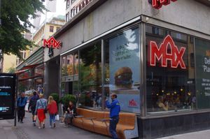 최초 접촉이 있었던 Hötorget의 맥스 햄버거. 피해자의 헤드폰은 사진 왼쪽의 차양에서 회수되었다.