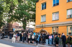 스톡홀름 지방 법원 밖에서 메이어스에 대한 재판을 취재하는 언론 및 방청객들