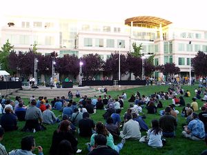 2006년 BT가 애플 인피니트 루프 캠퍼스에서 열린 WWDC 파티에서 공연하고 있다.