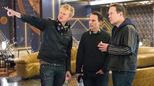 제작 디자이너 가이 헨드릭스 다이스, 제작자 오리 마머, 각본가 존 스파이츠가 촬영 현장에 있다.