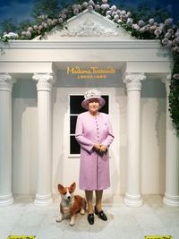 2006년에 문을 연 중화인민공화국 상하이의 마담 투소. 엘리자베스 2세 여왕의 밀랍 인형을 전시하고 있다.