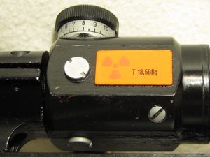 ZRAK ON-M76 고도 포탑. 방사성 삼중수소 조명 소스에 대한 탄도 보정 표시와 경고가 있다.