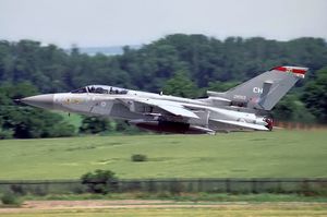 슬로바키아 브라티슬라바에서 1999년 6월, 제5(AC) 비행대대의 토네이도 F3 ZH552