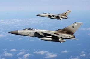 2대의 토네이도 F3 항공기(1995년 3월, 제XXV (F) 비행대대의 ZE982와 제XI (F) 비행대대의 ZE763) 편대 비행 모습