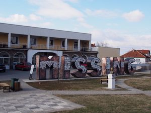 그라차니차 코소보 전쟁에서 실종된 세르비아 희생자를 기리는 "실종" 기념비