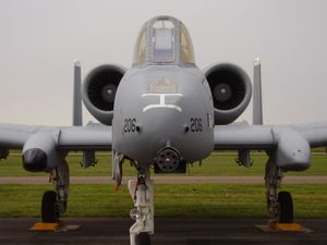 A-10의 정면 모습. 30mm 기관포와 중심에서 벗어난 앞바퀴 착륙 장치가 보인다.