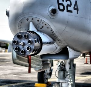 A-10의 30 mm GAU-8 어벤저 캐논은 탱크, 장갑차 및 기타 지상 목표물을 기총소사하는 데 사용된다.