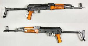 탄창이 없는 AKMS.