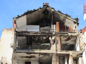 국제 앰네스티는 세르비아 라디오 텔레비전 본부 폭격을 전쟁 범죄로 묘사했다.