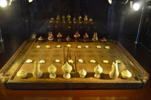 19세기 초의 막룩 세트, 비어는 개오지 껍데기로 만들어졌다.