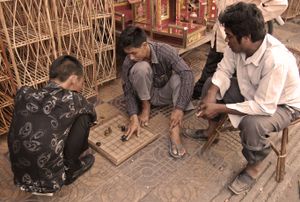 캄보디아 남성들이 옥을 두고 있다