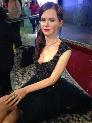 마담 투소(Madame Tussauds)에 있는 왓슨의 밀랍 인형으로, 엘리 사브(Elie Saab) 디자인을 착용하고 있음