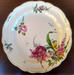 자연주의적인 꽃 오버글레이즈 장식의 마욜리카 접시, 로디, 이탈리아, 페레티 공장, 1770-75