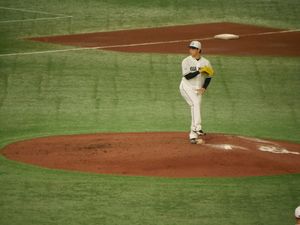 다카나시의 투구폼(2022년 4월 2일, 도쿄 돔에서)