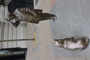 헝가리에서 피터 포크가 바셋 하운드를 데리고 컬럼보의 모습으로 있는 조각상