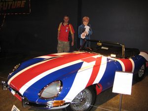 극중에 등장하는 오스틴의 애차, 샤그워(재규어)를 흉내낸 것). "샤그(shag)"에는 체모나 섹스 등의 의미가 있다.