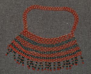 세게드 대학교 핀-우그리아 언어학과에서 제작, 염색 유리 구슬로 제작한 만시 흉갑