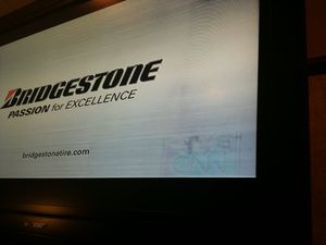 2008년경 거의 2년 된 LCD TV에서 CNN 로고의 심한 번인이 나타남; 이 TV는 CNN이 하루 종일 켜져 있는 맥도날드 레스토랑에 설치되어 있다.