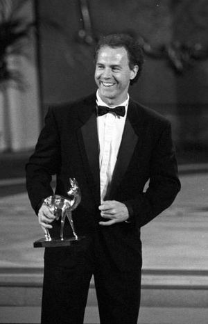 프란츠 베켄바우어가 밤비를 들고 있다, 라이프치히, 1990년 11월 27일