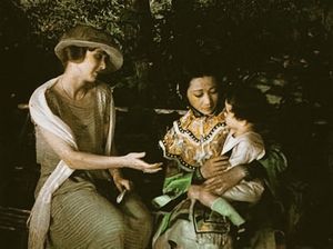 1922년 영화 The Toll of the Sea에서 아이를 안고 있는 안나 메이 웡