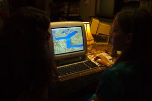 iMac G3에서 OS 9를 실행하며 심시티 2000을 플레이하는 모습