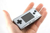 컨트롤 패드는 이후 출시된 닌텐도 DS Lite 및 닌텐도 3DS 시스템과 유사한 디자인을 가지고 있다.