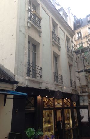 프랑스 파리 6구에 있는 역사적인 코르 뒤 코메르스 생-앙드레. 1번지는 조르주 당통이 지구 의장으로 살았던 집이다.