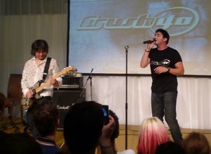 Crush 40의 보컬 조니 조엘리(왼쪽)와 리드 기타리스트 세노우에 준(오른쪽). 밴드는 소닉 더 헤지혹 시리즈의 음악 작업으로 잘 알려져 있다.