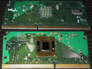 보호 커버를 제거한 코퍼마인 S.E.C.C.2 패키지. 카트마이에 비해 CPU 코어 실장면에 2차 캐시 메모리 패키지가 보이지 않는다.