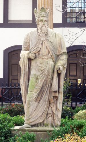 사우스워크에 있는 앨프레드 대왕의 고대와 현대가 혼합된 조각상