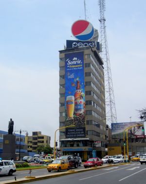 에스파냐 대로, 한때 고대 트루히요 성벽의 발자취 위에 타원형으로 건설되었으며, 트루히요 역사 지구의 초기 부지를 둘러싸고 있으며, 트루히요에서 가장 번화하고 상업적인 대로 중 하나이다.