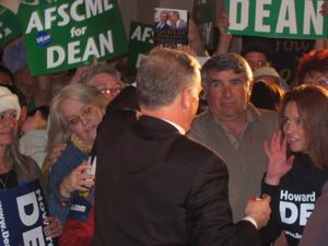 2004년 정치 집회에서 딘(앞쪽, 뒤돌아선 모습)