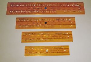 DIN 표준에 따라 기술 도면의 문자를 그리기 위한 스텐실 템플릿