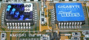 기가바이트 기술의 DUAL BIOS in QFJ32 / PLCC32