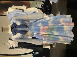 롯폰기 뮤지엄의 히나타자카46전 "WE R!"에서 전시된 『큥』의 의상 (2024년 5월 13일 촬영)