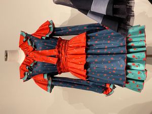 롯폰기 뮤지엄의 히나타자카46 전시회 "WE R!"에서 전시된 『한밤중의 참회 대회』의 뮤직 의상 (2024년 5월 13일 촬영)